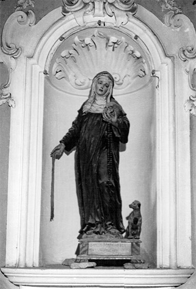 La statua di santa Margherita da Cortona nella chiesa di San Michele Arcangelo