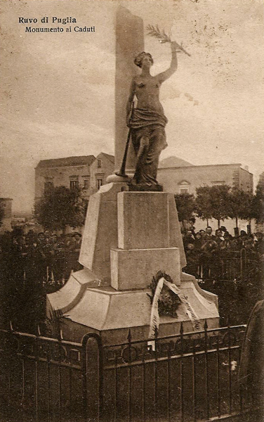 Ruvo di Puglia (Ba), il monumento ai caduti della Prima Guerra Mondiale.
