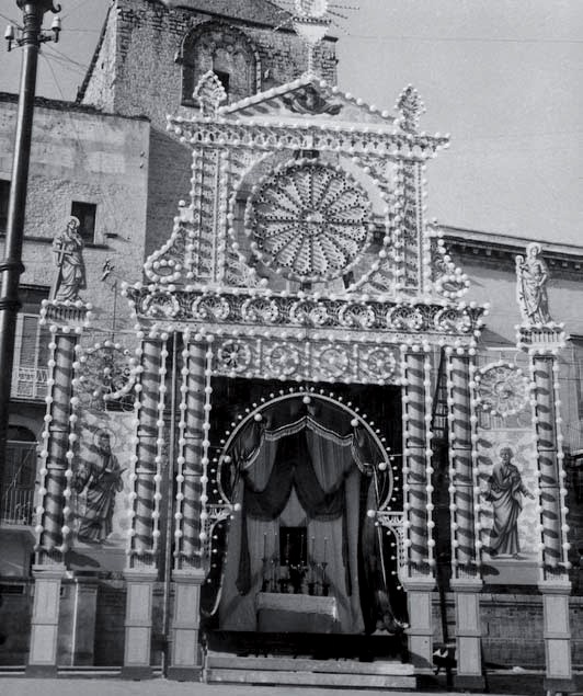 Altare allestito in Piazza Castello negli anni 60