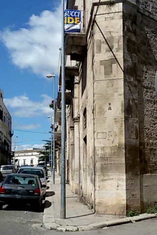 Uno degli ultimi "segni" del periodo fascista rimasti sul prospetto di un palazzo ad angolo tra via Roma e via Rondinella. Si legge dall'alto in basso la scritta REX DUX (nella foto è visibile solo quest'ultima).
