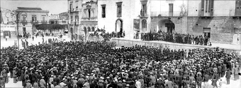 Adunata fascista in piazza Regina Margherita (oggi piazza Matteotti) - tratta dal Calendario 2015 della Pro Loco di Ruvo di Puglia (archivio fotografico F.P. Paparella)